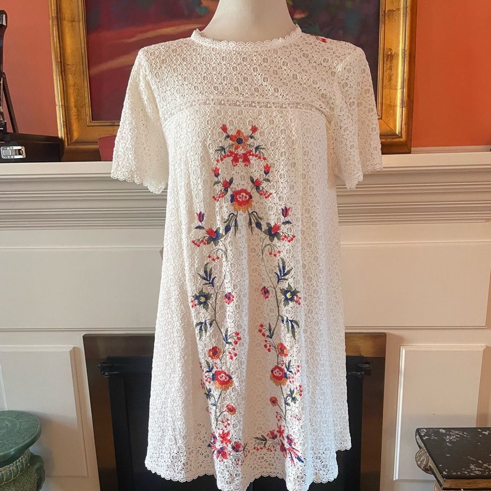 NWOT Umgee size M cream colored lace short sleeved dress with flower embroidery